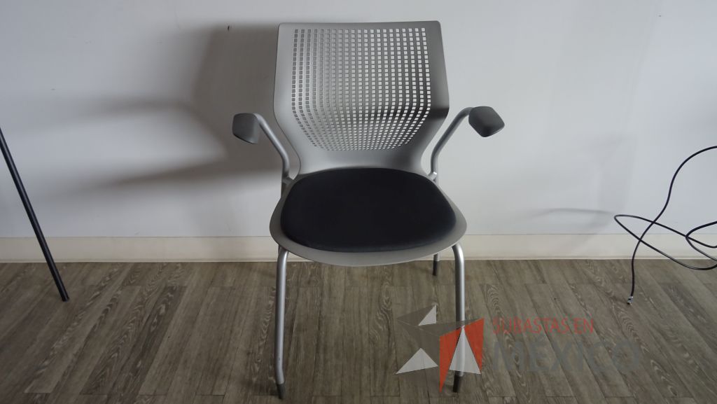 Lote 007 - Mesa de trabajo cuadrada con ruedas y 4 Sillas de visita Knoll - Imagen 2
