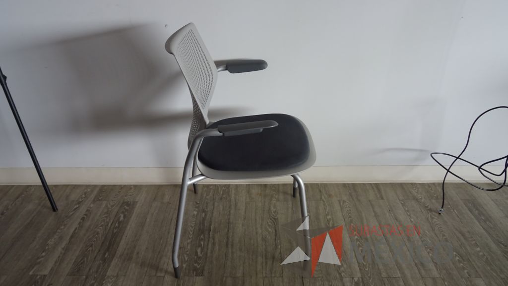 Lote 007 - Mesa de trabajo cuadrada con ruedas y 4 Sillas de visita Knoll - Imagen 3