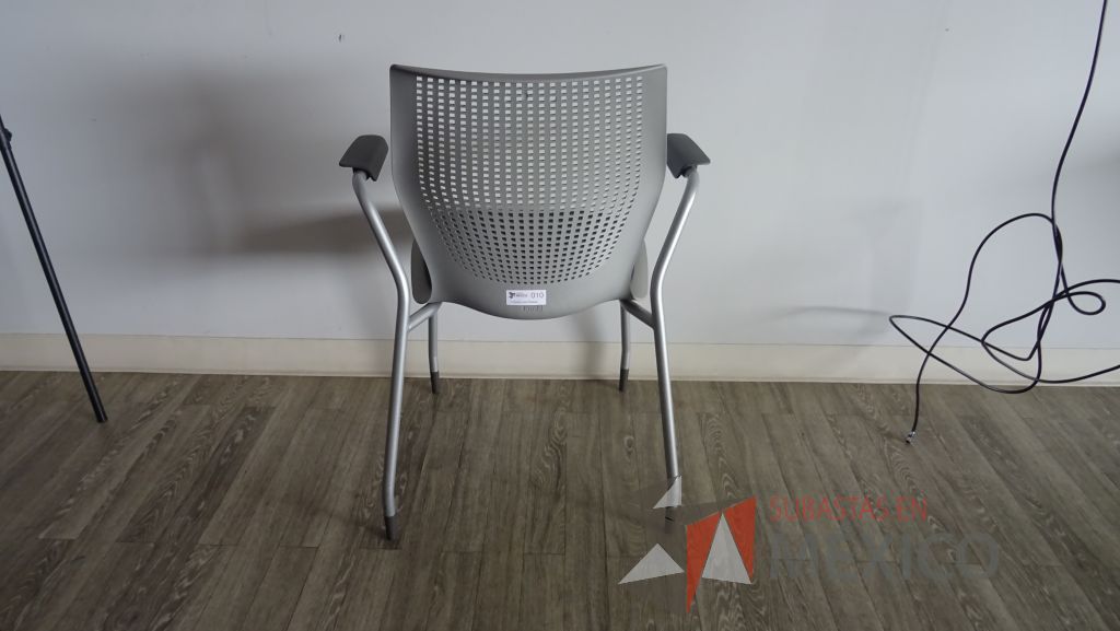 Lote 007 - Mesa de trabajo cuadrada con ruedas y 4 Sillas de visita Knoll - Imagen 4
