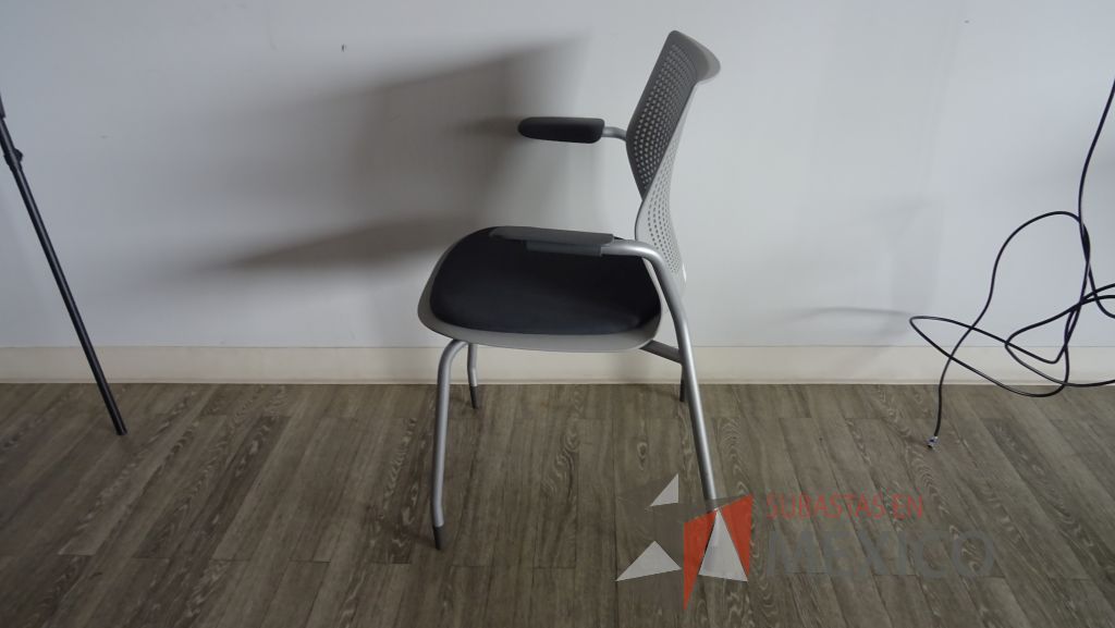 Lote 007 - Mesa de trabajo cuadrada con ruedas y 4 Sillas de visita Knoll - Imagen 5