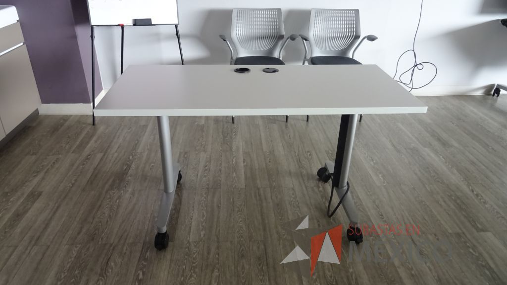 Lote 022 - 2 Mesas de trabajo con accesorios para conexiones y base metálica con ruedas