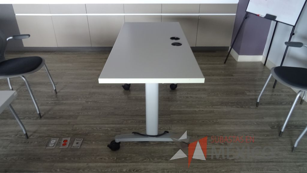 Lote 022 - 2 Mesas de trabajo con accesorios para conexiones y base metálica con ruedas - Imagen 2