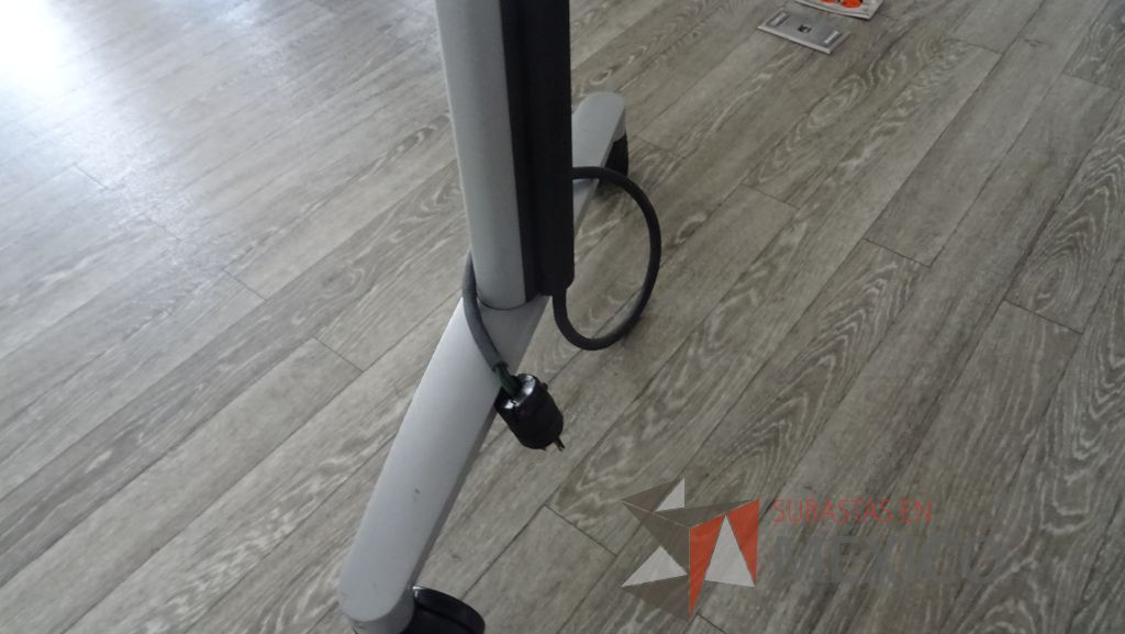 Lote 022 - 2 Mesas de trabajo con accesorios para conexiones y base metálica con ruedas - Imagen 3