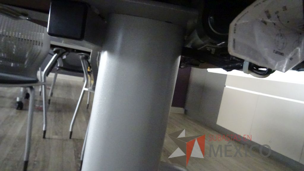 Lote 022 - 2 Mesas de trabajo con accesorios para conexiones y base metálica con ruedas - Imagen 4