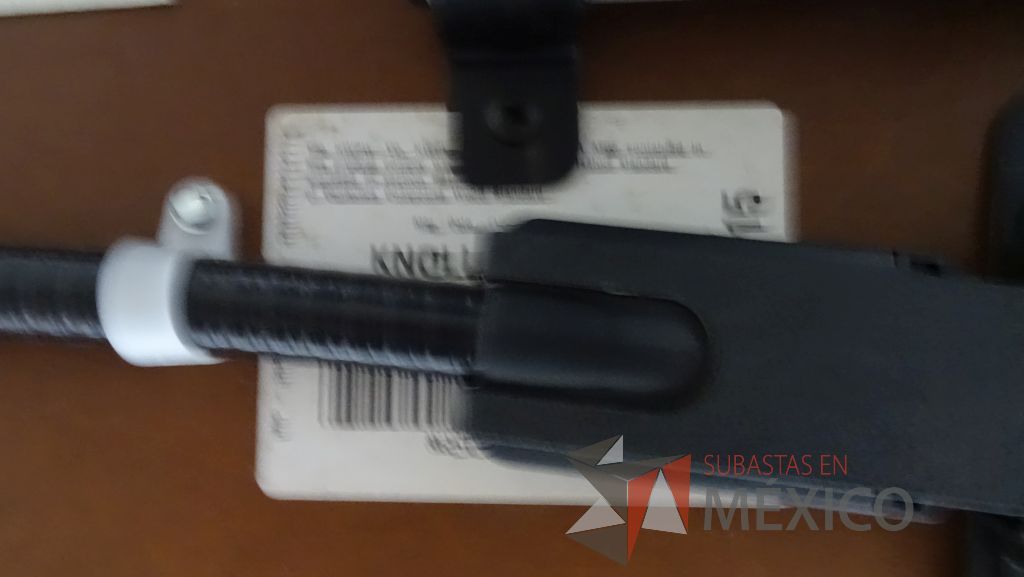 Lote 022 - 2 Mesas de trabajo con accesorios para conexiones y base metálica con ruedas - Imagen 5