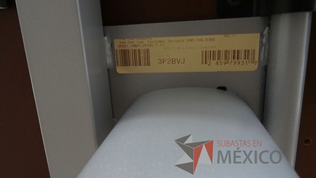 Lote 022 - 2 Mesas de trabajo con accesorios para conexiones y base metálica con ruedas - Imagen 6