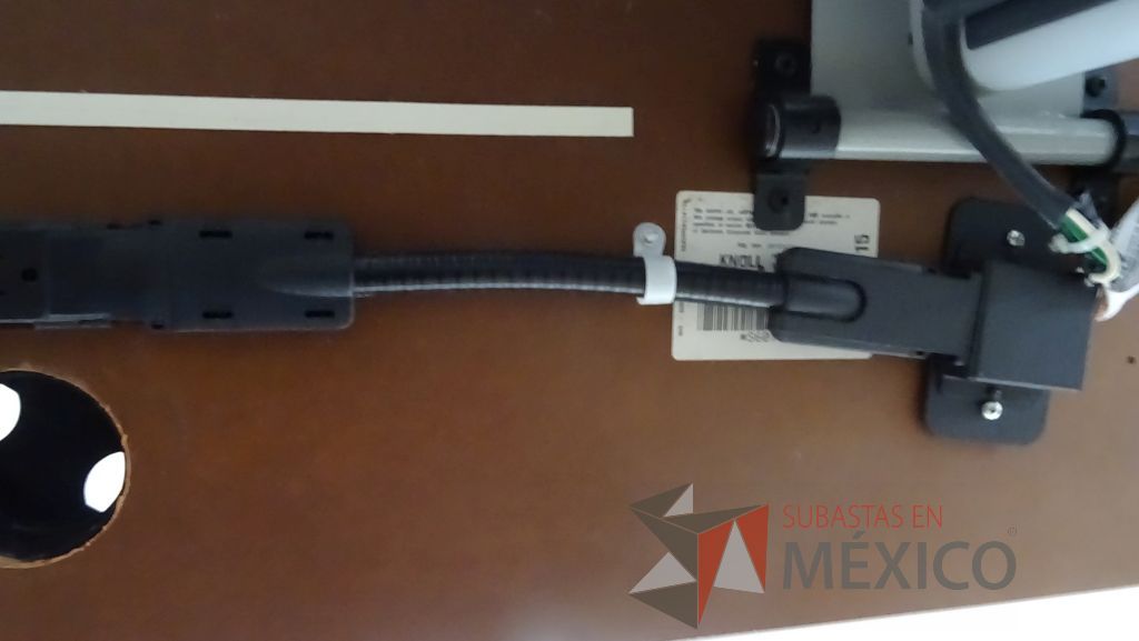 Lote 022 - 2 Mesas de trabajo con accesorios para conexiones y base metálica con ruedas - Imagen 7