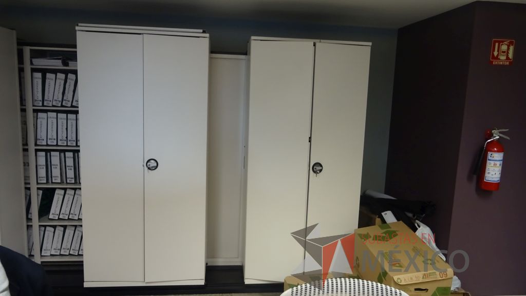 Lote 040 - Sistema de archivo móvil con puertas y sistema de riel para su movimiento - Imagen 3