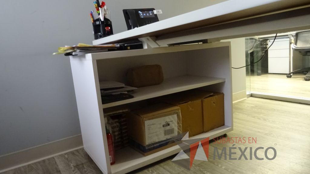 Lote 001 - Oficina Ejecutiva con Escritorio en escuadra, Gabinete y Archivero. - Imagen 5