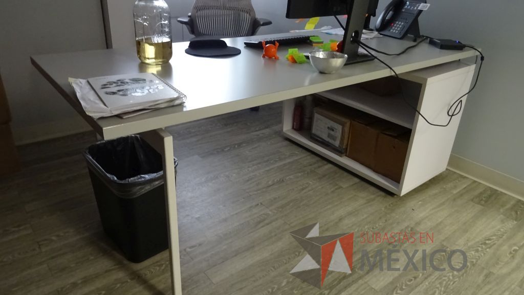 Lote 001 - Oficina Ejecutiva con Escritorio en escuadra, Gabinete y Archivero.