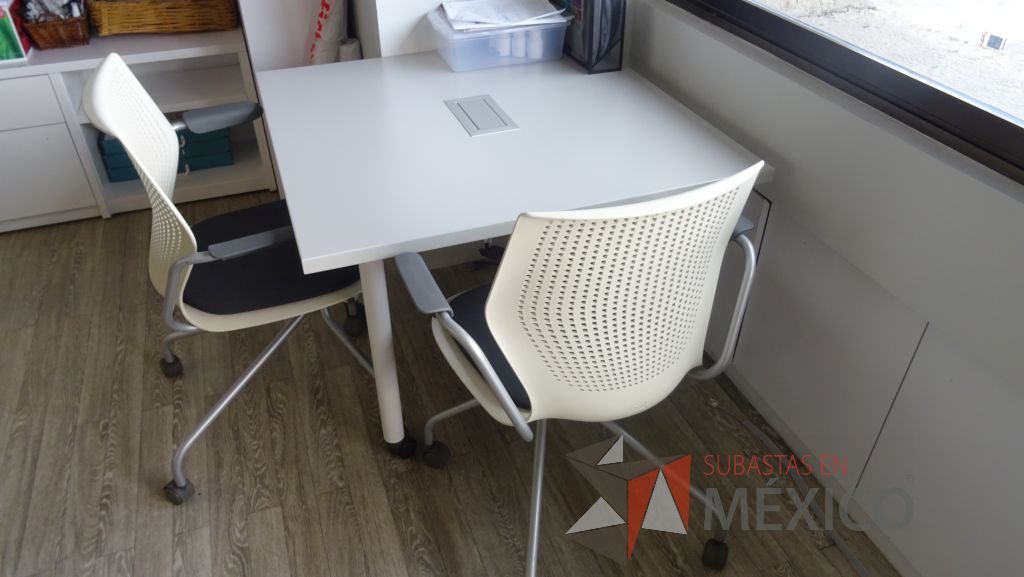 Lote 007 - Mesa de trabajo cuadrada con ruedas y 4 Sillas de visita Knoll - Imagen 6