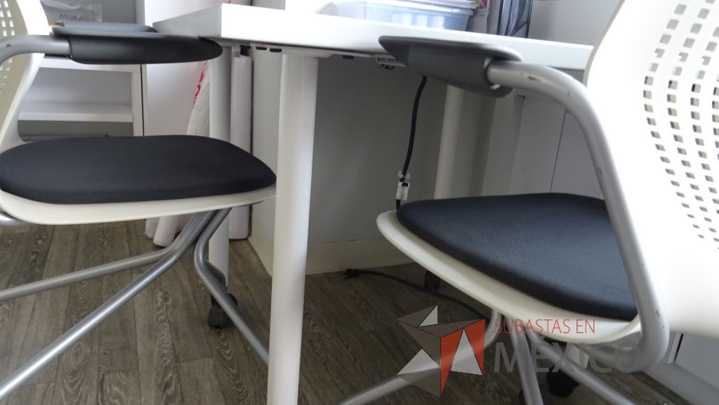 Lote 007 - Mesa de trabajo cuadrada con ruedas y 4 Sillas de visita Knoll - Imagen 7