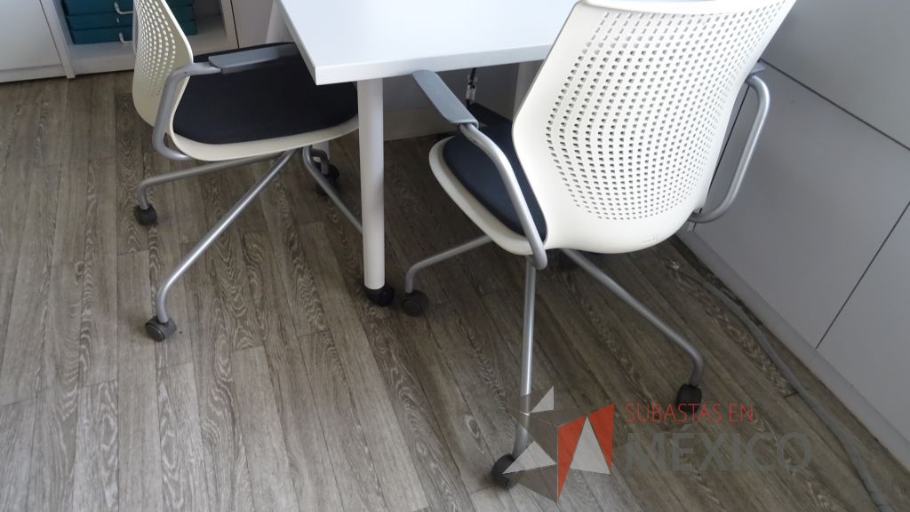 Lote 007 - Mesa de trabajo cuadrada con ruedas y 4 Sillas de visita Knoll - Imagen 8