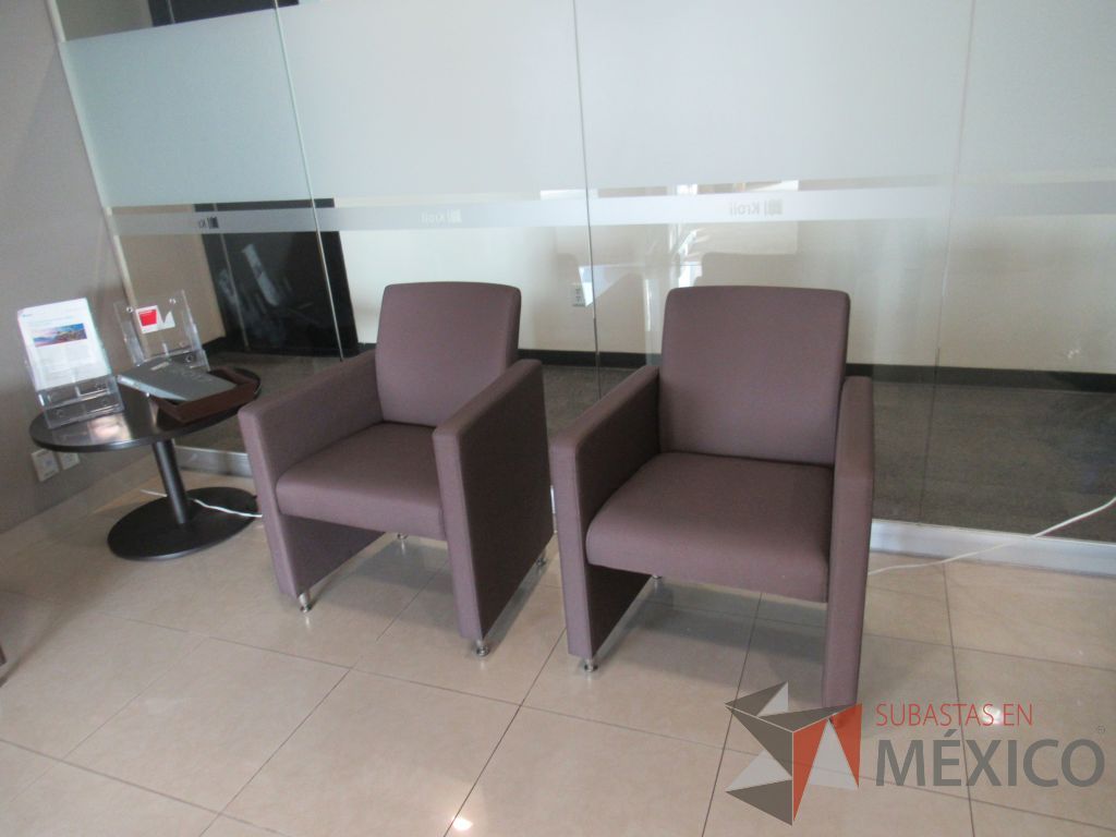 Lote 012 - 2 Sillones de 1 plaza con 4 patas metálicas, asiento y respaldo en tela color café.