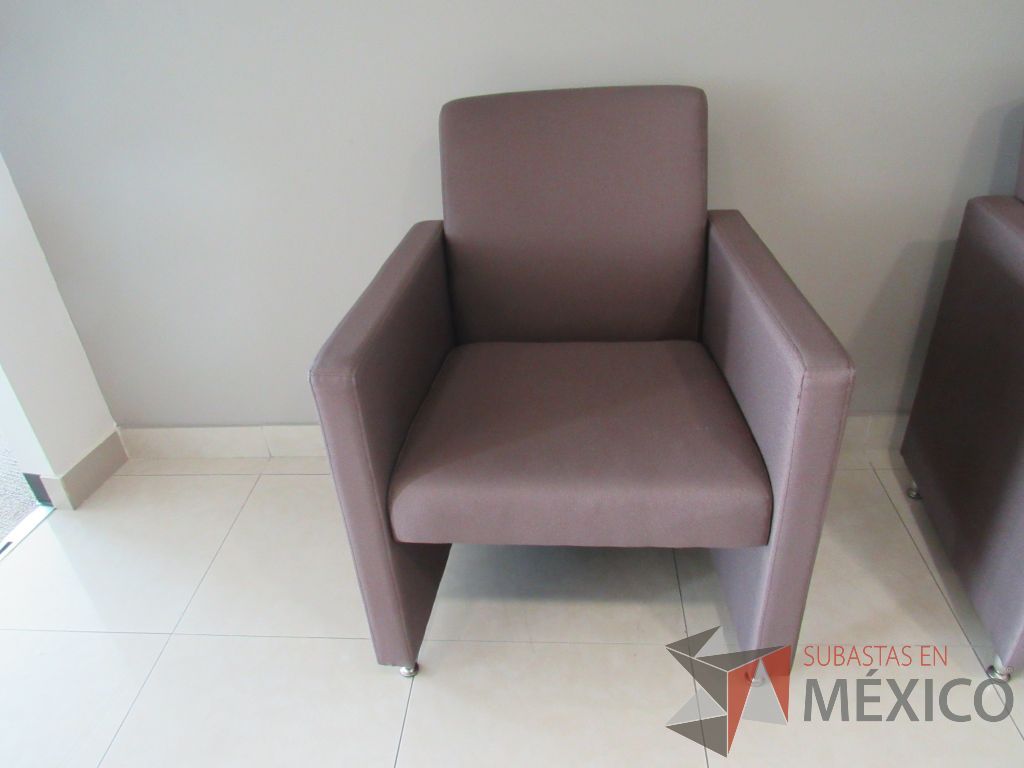 Lote 012 - 2 Sillones de 1 plaza con 4 patas metálicas, asiento y respaldo en tela color café. - Imagen 2