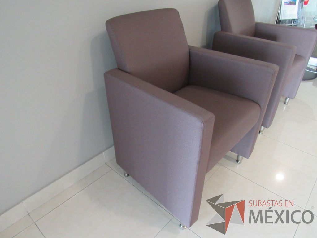 Lote 012 - 2 Sillones de 1 plaza con 4 patas metálicas, asiento y respaldo en tela color café. - Imagen 3
