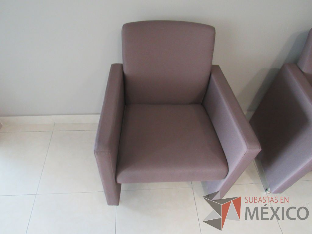 Lote 012 - 2 Sillones de 1 plaza con 4 patas metálicas, asiento y respaldo en tela color café. - Imagen 4