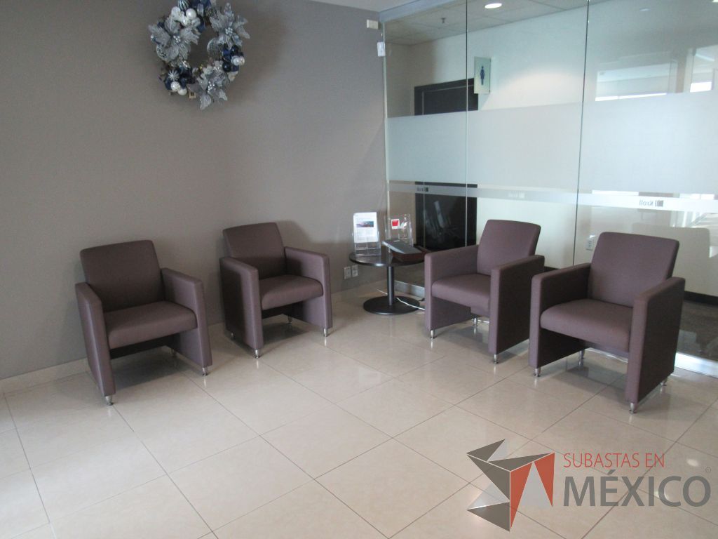 Lote 012 - 2 Sillones de 1 plaza con 4 patas metálicas, asiento y respaldo en tela color café. - Imagen 5