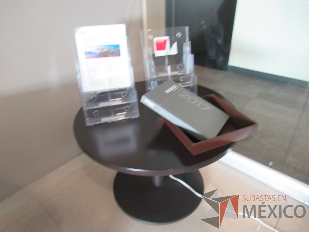 Lote 002 - Mesa de apoyo circular con base metálica y cubierta color café.