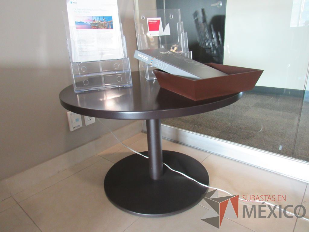 Lote 002 - Mesa de apoyo circular con base metálica y cubierta color café. - Imagen 2