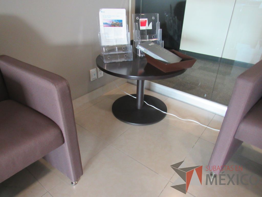 Lote 002 - Mesa de apoyo circular con base metálica y cubierta color café. - Imagen 4