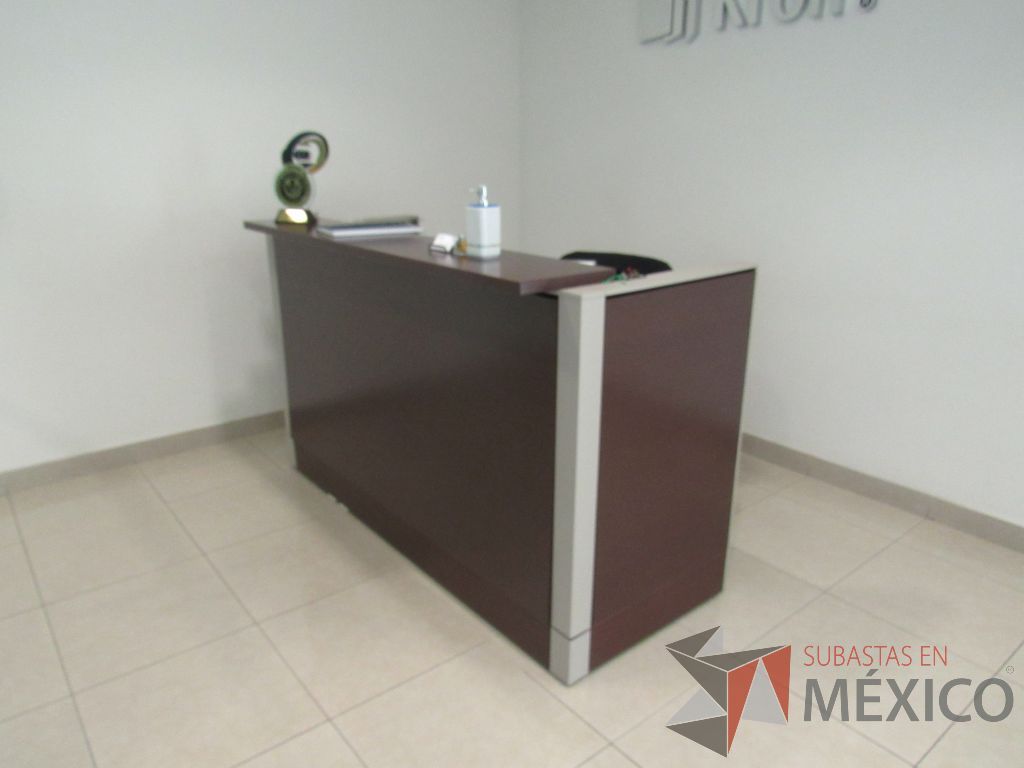 Lote 001 - Mueble de recepción con archivero vertical de 3 cajones y repisa
