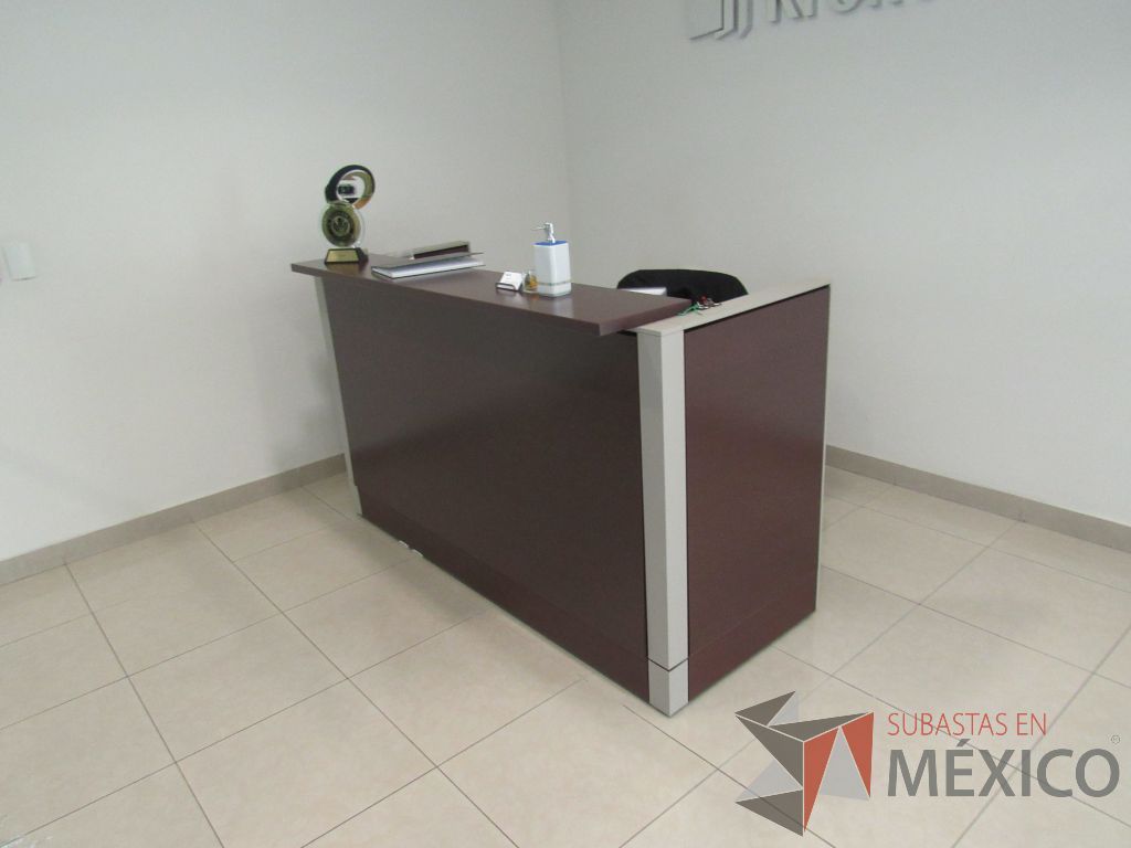 Lote 001 - Mueble de recepción con archivero vertical de 3 cajones y repisa - Imagen 2
