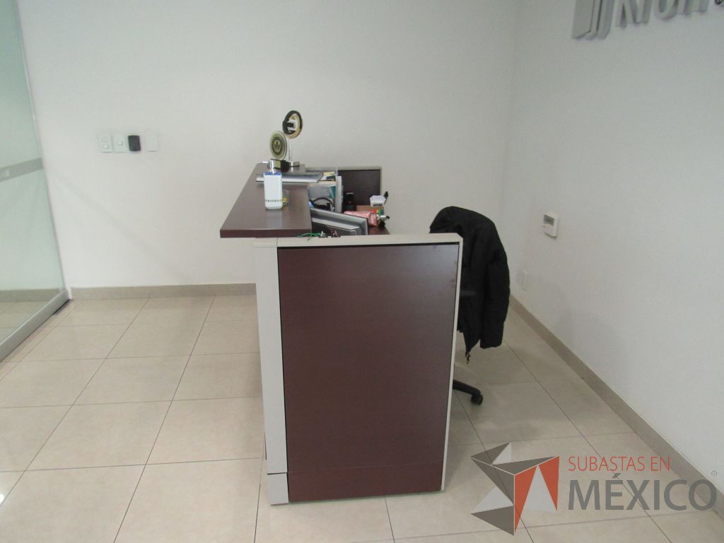 Lote 001 - Mueble de recepción con archivero vertical de 3 cajones y repisa - Imagen 3