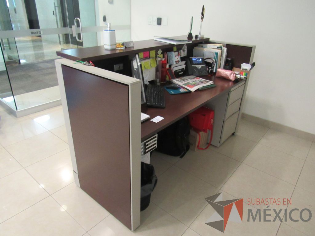 Lote 001 - Mueble de recepción con archivero vertical de 3 cajones y repisa - Imagen 4