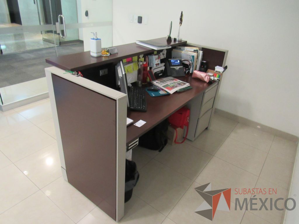 Lote 001 - Mueble de recepción con archivero vertical de 3 cajones y repisa - Imagen 5