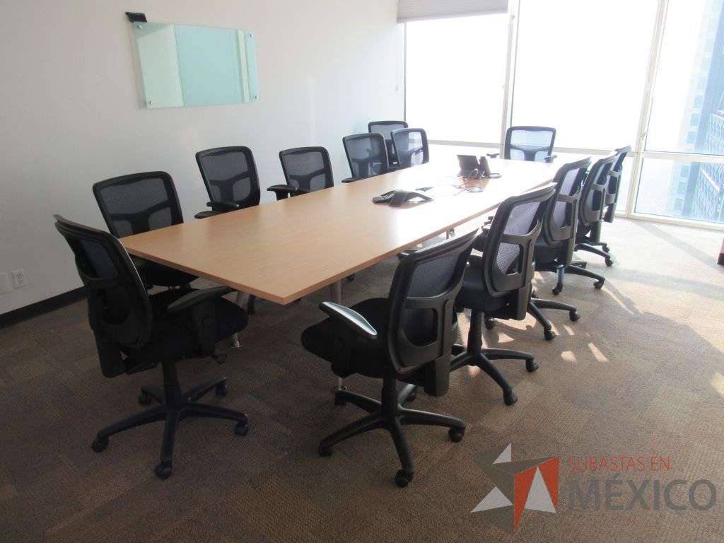 Lote 024 - Mesa de sala de juntas para 12 personas con 4 patas metálicas y accesorio para conexiones. - Imagen 6