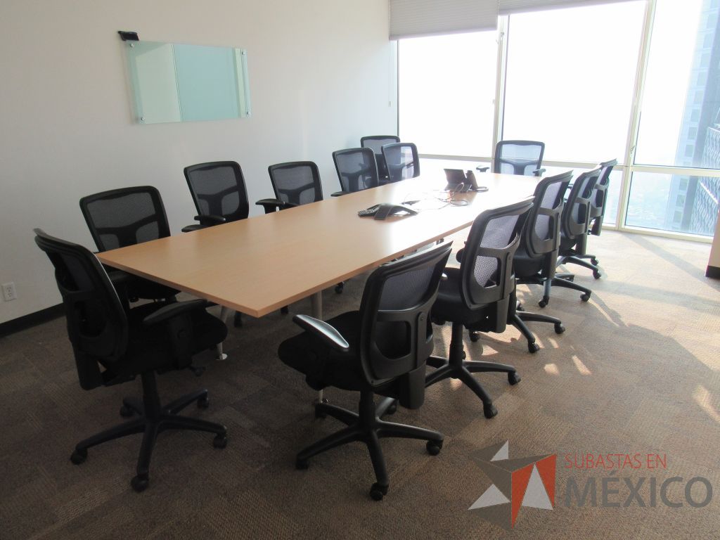 Lote 024 - Mesa de sala de juntas para 12 personas con 4 patas metálicas y accesorio para conexiones.