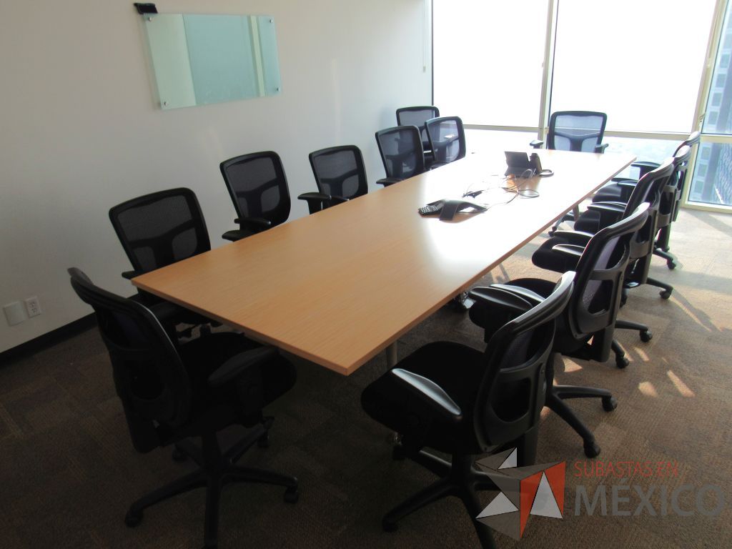 Lote 024 - Mesa de sala de juntas para 12 personas con 4 patas metálicas y accesorio para conexiones. - Imagen 3