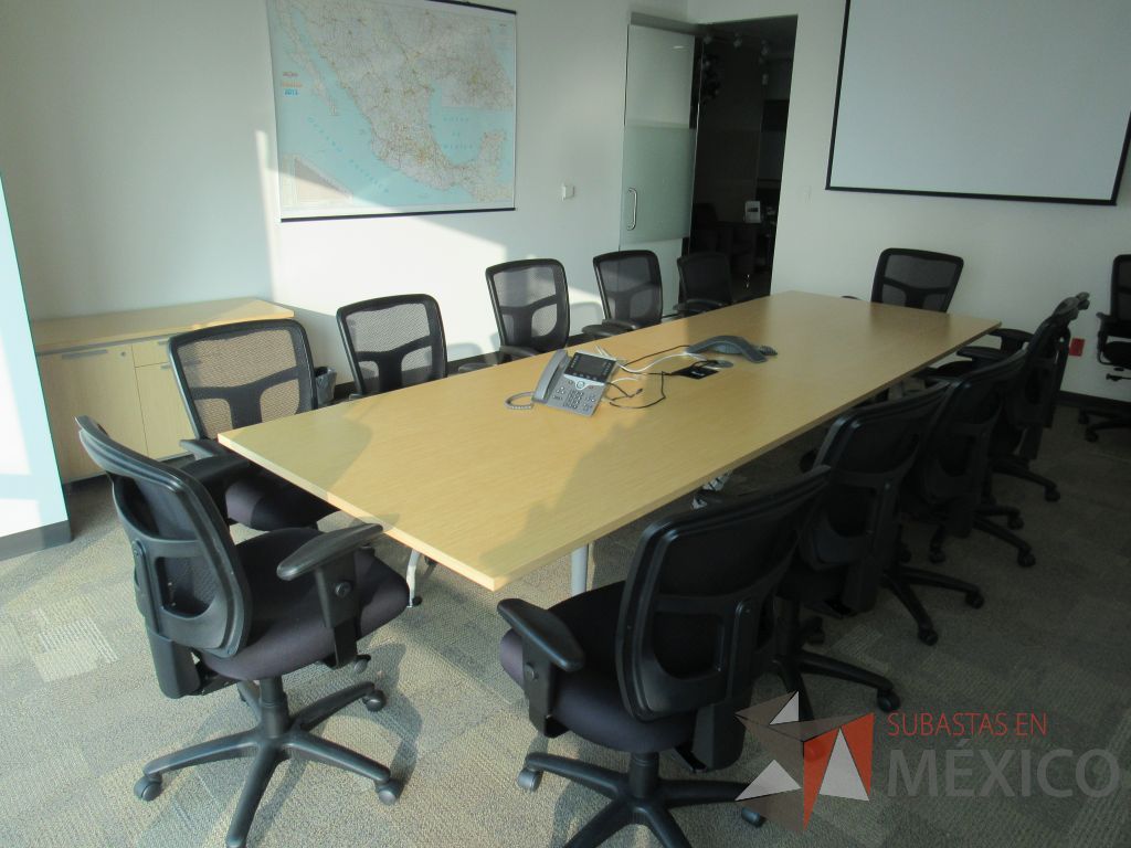 Lote 024 - Mesa de sala de juntas para 12 personas con 4 patas metálicas y accesorio para conexiones. - Imagen 2