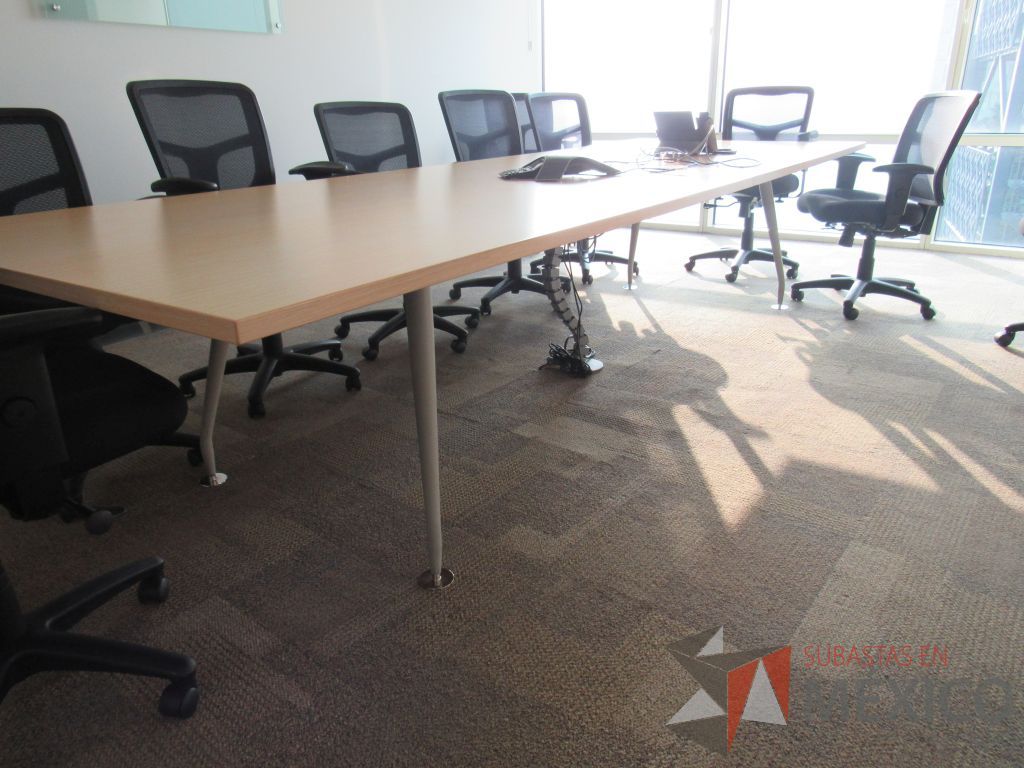Lote 024 - Mesa de sala de juntas para 12 personas con 4 patas metálicas y accesorio para conexiones. - Imagen 4