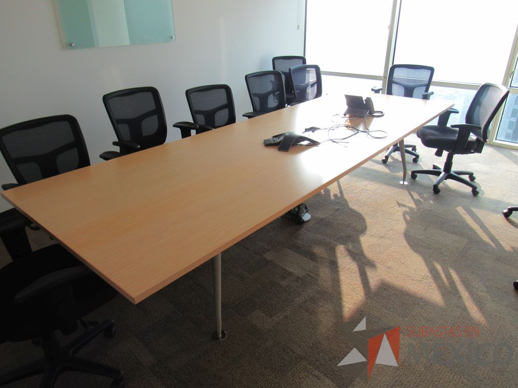 Lote 024 - Mesa de sala de juntas para 12 personas con 4 patas metálicas y accesorio para conexiones. - Imagen 5