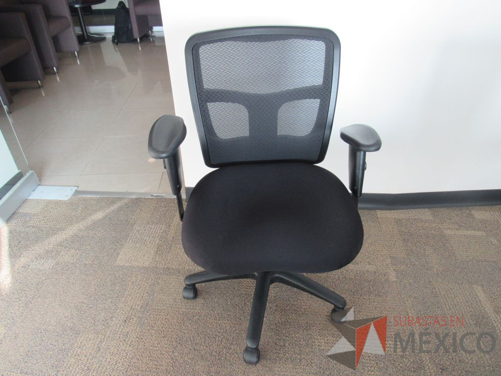Lote 052 - 4 Sillas operativas con ruedas, descansabrazos ajustables, asiento en tela y respaldo en malla color negro.