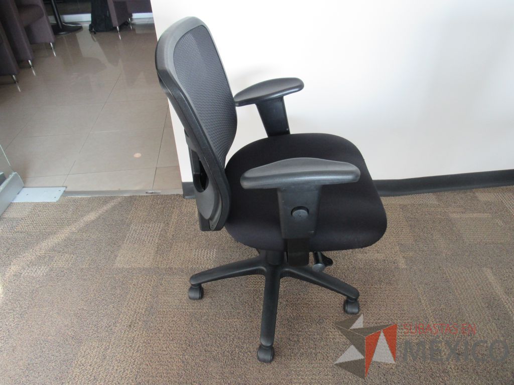 Lote 057 - 4 Sillas operativas con ruedas, descansabrazos ajustables, asiento en tela y respaldo en malla color negro. - Imagen 2