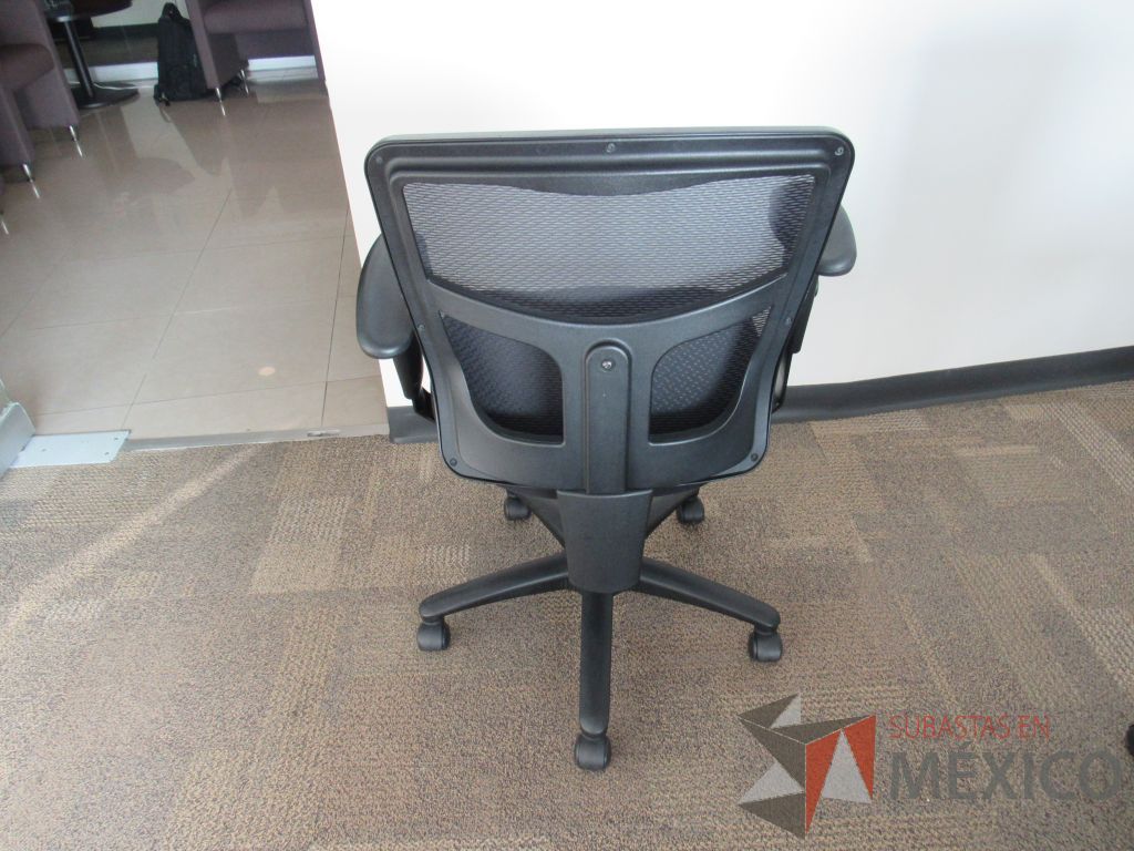 Lote 057 - 4 Sillas operativas con ruedas, descansabrazos ajustables, asiento en tela y respaldo en malla color negro. - Imagen 3