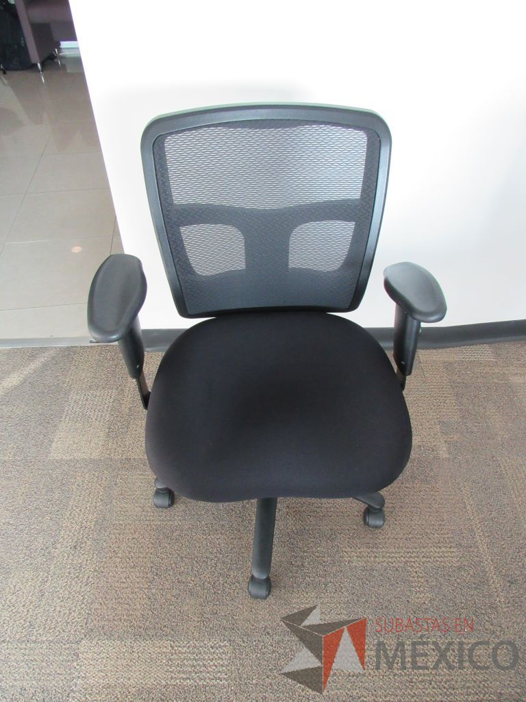 Lote 057 - 4 Sillas operativas con ruedas, descansabrazos ajustables, asiento en tela y respaldo en malla color negro. - Imagen 4