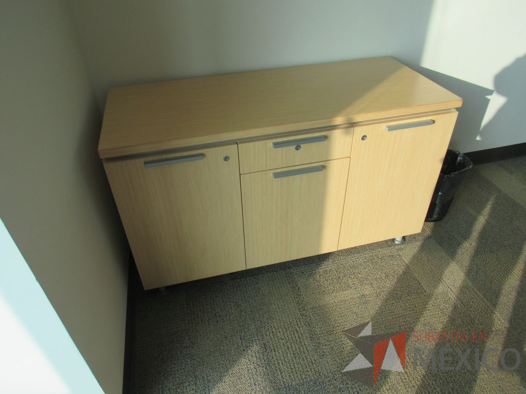 Lote 044 - Credenza con 4 pata metálicas, 3 puertas, 1 cajón y bote de basura .