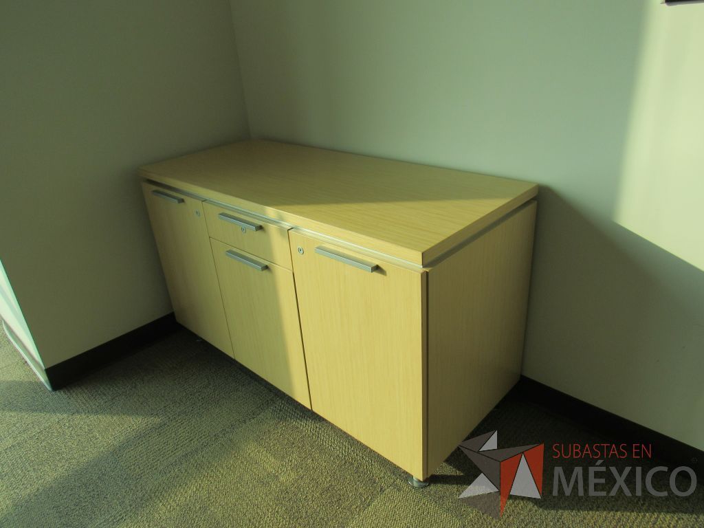 Lote 044 - Credenza con 4 pata metálicas, 3 puertas, 1 cajón y bote de basura . - Imagen 2