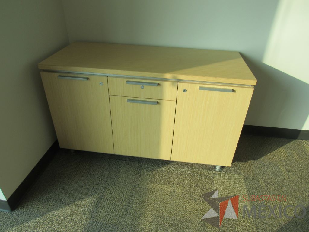 Lote 044 - Credenza con 4 pata metálicas, 3 puertas, 1 cajón y bote de basura . - Imagen 3