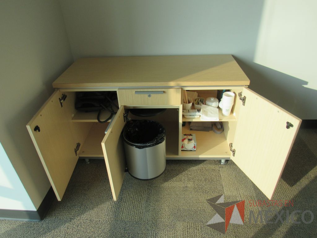 Lote 044 - Credenza con 4 pata metálicas, 3 puertas, 1 cajón y bote de basura . - Imagen 4