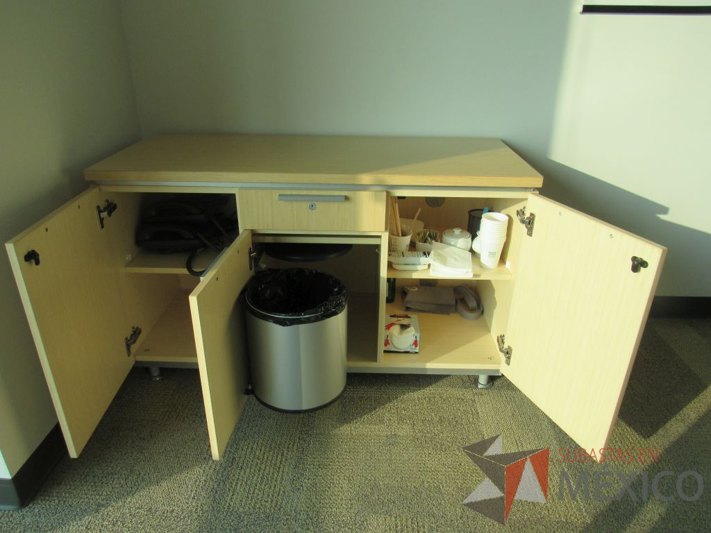 Lote 044 - Credenza con 4 pata metálicas, 3 puertas, 1 cajón y bote de basura . - Imagen 5