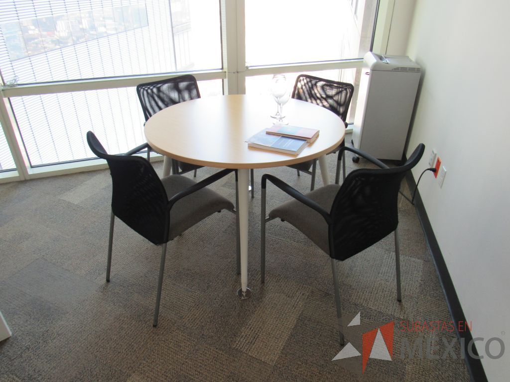 Lote 029 - Mesa de trabajo circular para 4 personas con patas metálicas y cubierta tipo madera - Imagen 3