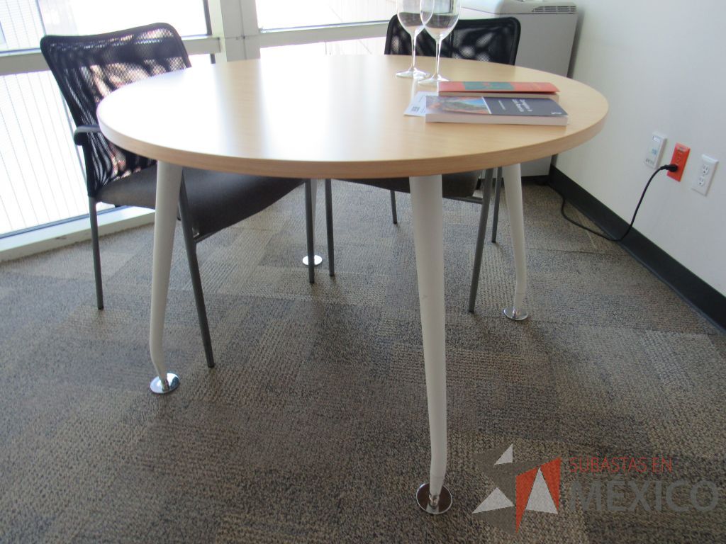 Lote 029 - Mesa de trabajo circular para 4 personas con patas metálicas y cubierta tipo madera - Imagen 4