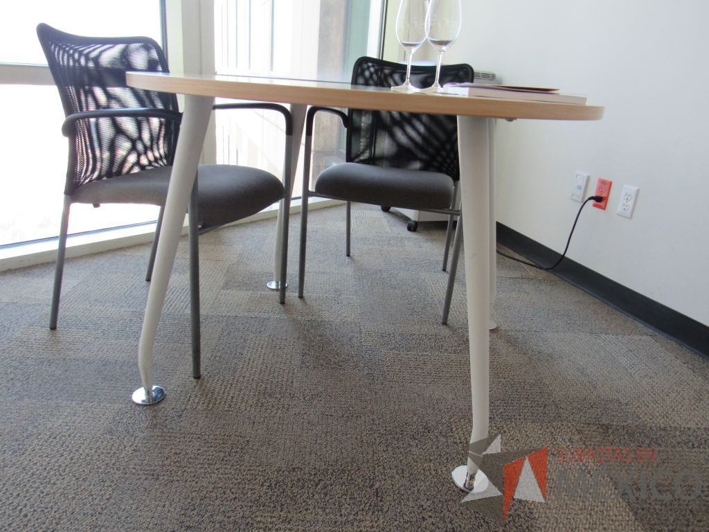 Lote 029 - Mesa de trabajo circular para 4 personas con patas metálicas y cubierta tipo madera - Imagen 5