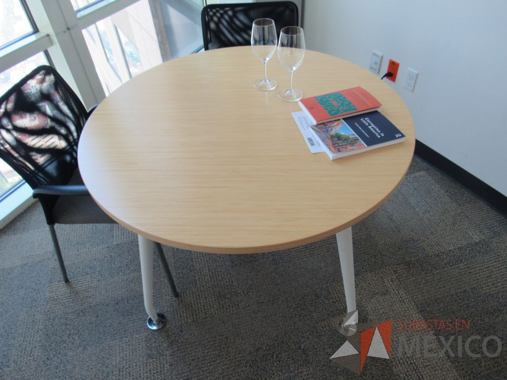 Lote 029 - Mesa de trabajo circular para 4 personas con patas metálicas y cubierta tipo madera