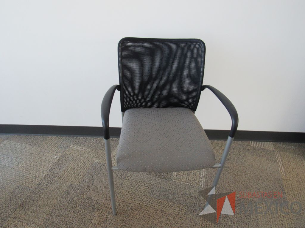 Lote 051 - 4 Sillas de visita con 4 patas metálicas, descansabrazos fijos, asiento en tela color gris y respaldo en malla color negro.
